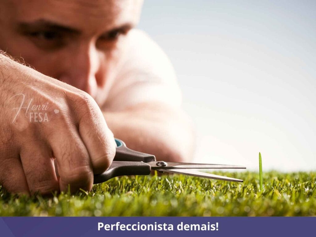 Homem cortando com uma tesourinha uma única grama que está alta em um grande campo de grama perfeitamente aparada!