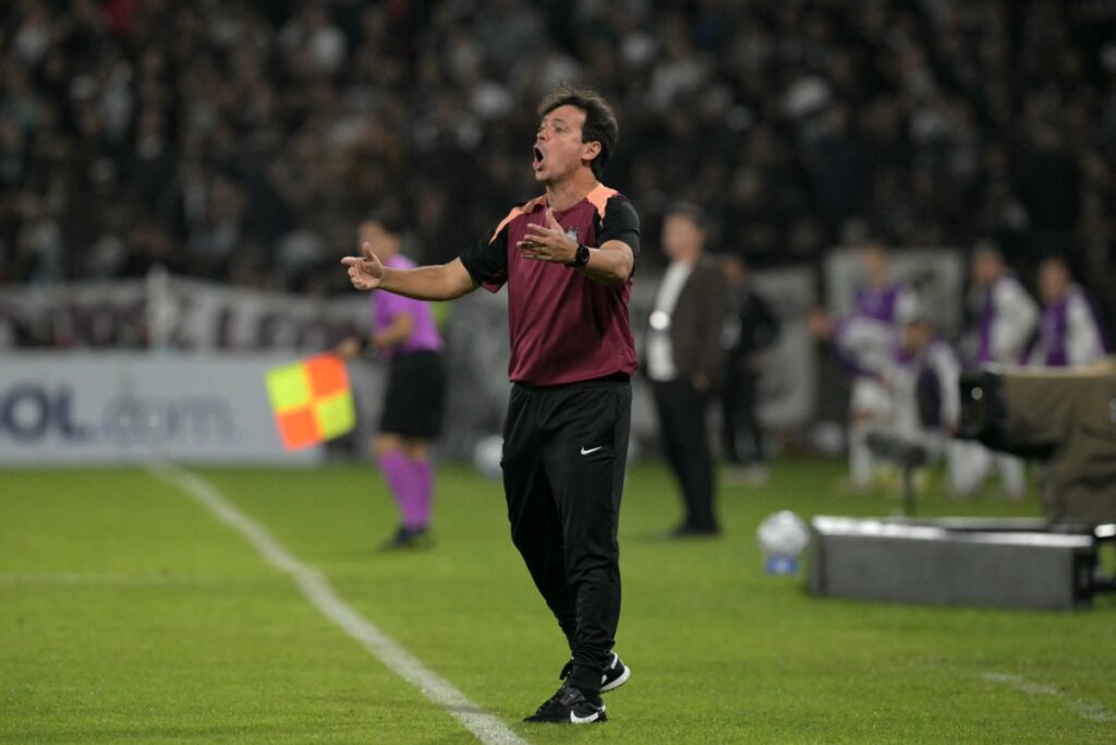 Corinthians com 2 expulsos empata com Palmeiras