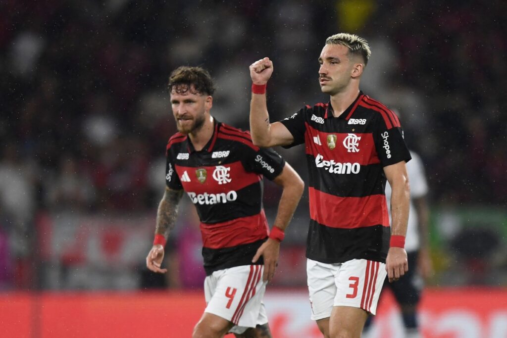 Flamengo empata com Athletico-PR e segue 4 pontos atrás do Palmeiras