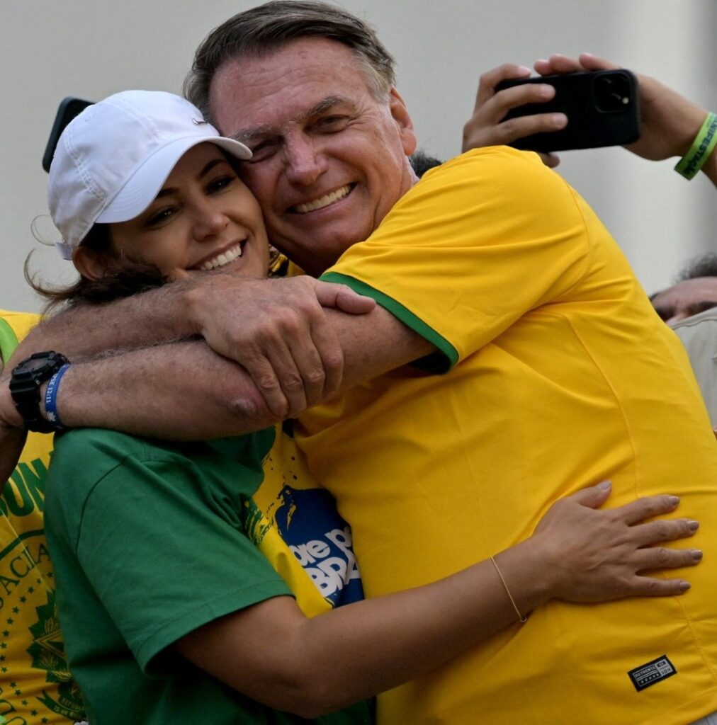 Michelle Bolsonaro desabafa sobre cuidados com o marido