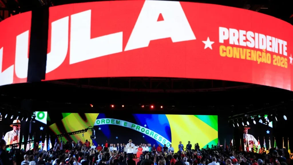 Vermelho, oncinha e Panamá: moda marca convenção de Lula