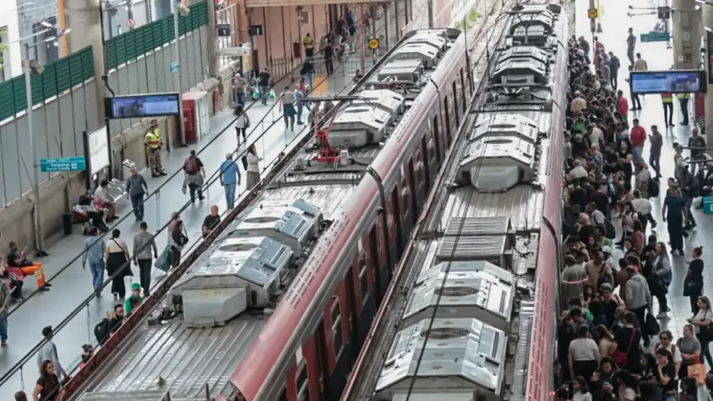 Greve na CPTM paralisa linhas 11, 12 e 13 em SP Greve na CPTM paralisa linhas 11, 12 e 13 em SP