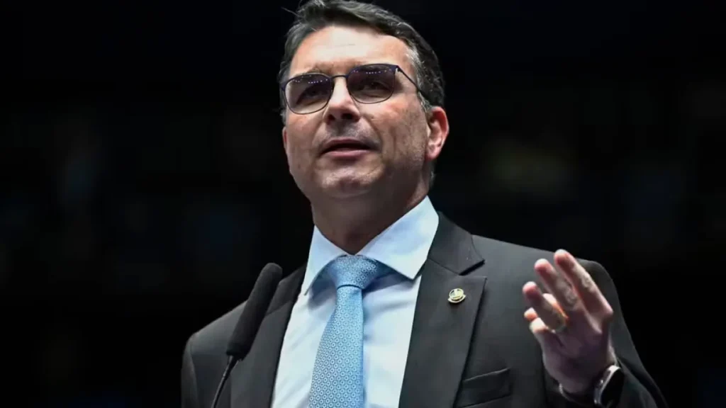 Flávio Bolsonaro diz sofrer 'guerra psicológica' sobre escândalos