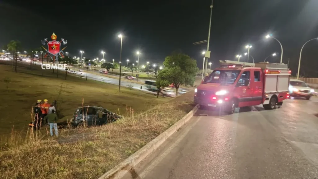Carro capota na EPIA Sul e motorista é socorrido pelo Samu Carro capota na EPIA Sul e motorista é socorrido pelo Samu