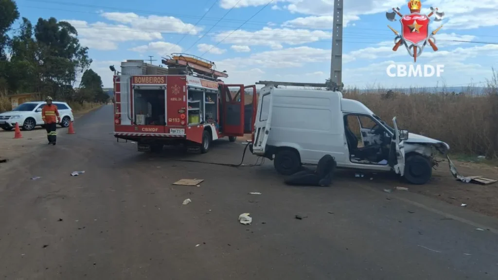 Colisão entre carros fere quatro pessoas em Sobradinho