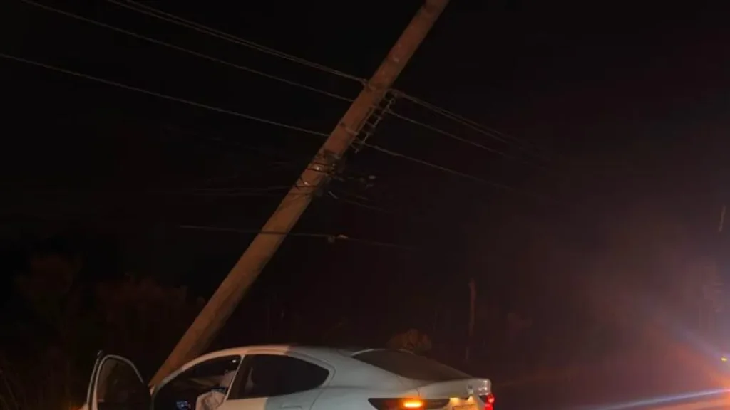 Carro bate em poste no Altiplano Leste e motorista não se fer Carro bate em poste no Altiplano Leste e motorista não se fer