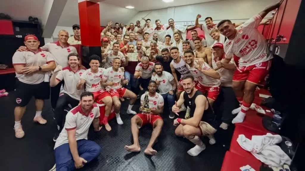 Vila Nova vence clássico contra Atlético-GO e volta a vencer na Série B Vila Nova vence clássico contra Atlético-GO e volta a vencer na Série B